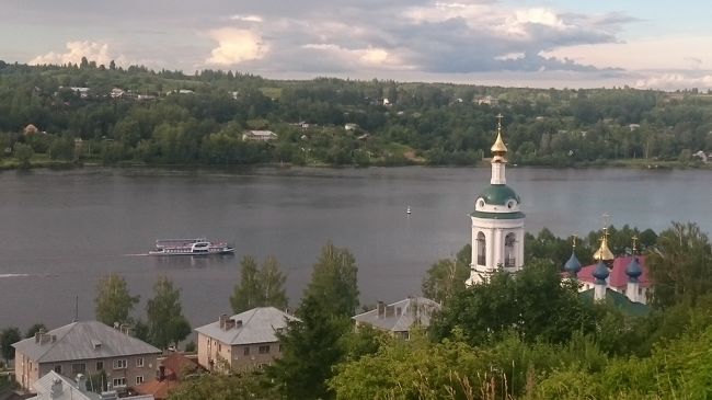 ロシアの有名な風景画家レヴィタンがインスピレーションをかきたてられ、まさにその風景を描いたというプリョスにやって来ました。<br /><br />ただ、車のない人が行くには不便です。<br />そのため、公共交通機関では、一番アクセスがスムーズなイヴァノヴォにいったん滞在してから、イヴァノヴォのホテルにスーツケースを置いて、一泊分の荷物だけでやって来ました。<br /><br />タクシーのない町で愕然としたり、ホテルがセントラルから２キロも離れていて、ちょっとうんざりもしましたが、覚悟を決めて歩けば、観光客ばかりとはいえ、閑静な町で、わくわくするような美しいスポットがつきません。<br /><br />ヴォルガ川沿いに広がるシンプルな町なので、方向音痴で、しかも事前に調べてプリントアウトしておいた地図を、イヴァノヴォのスーツケースの中に忘れたりしても、町中の地図を参考に、のんびり写真を撮りながら、町外れのホテルに向かいました。<br /><br />そして、ホテルで一休みしてから、町の反対側にあるみどころまで、ひととおり散策できました。<br />今日は天気に恵まれて、時々曇ったけど、おおむね晴れで、爽やかな春のようでしたから。<br /><br />明日も夕方まで時間がありますが、いつ天気がくずれるかわからず、一泊分の荷物を背負いながらですし、明日は今日行き損ねた美術館やレヴィタンの家博物館に行きたいのです。