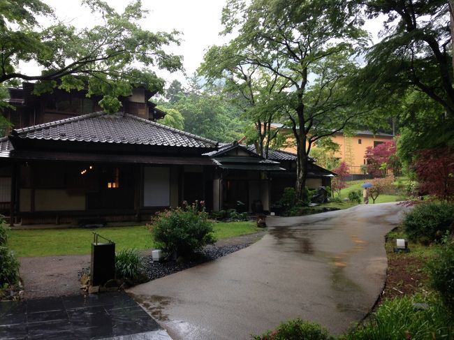 雨の箱根もアジサイは終わりましたが、静かでほのぼのしています。<br />年に数回学生時代からの友人と温泉に行くのが楽しみで日々仕事をしています。<br />今回は久しぶりの箱根翠松園でした。<br />全室温泉の露天風呂付で小さなお子様は居ないので本当にのんびりとくつろげます。<br />文化遺産に指定された三井財閥の別荘後の昭和の見事な日本家屋での食事も庭を楽しみながらで大好きです！<br />帰りは箱根富士屋ホテルのピコットさんで添加物の無い昔ながらの食パンをお土産に買って帰るのがまた幸せ。