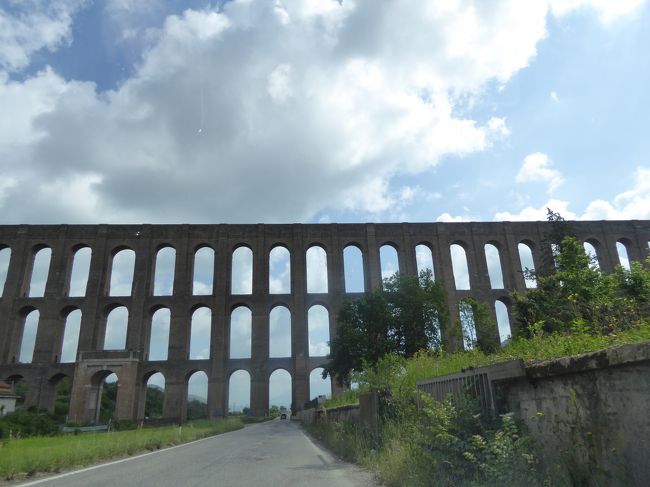 夏の優雅な南イタリア周遊旅行♪　Vol23(第3日)　☆Napoli→Sant'Agata dei Goti：中世時代の水道橋を眺めて♪