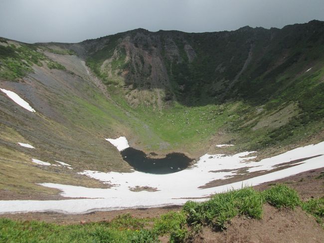 ニセコ比羅夫の「ペンショングランパパ」に宿泊して翌日早朝、羊蹄山の登山口まで送ってもらい羊蹄山倶知安（比羅夫）コースを登りました、大駐車場・トイレがある登山口から１合目〜９合目まで歩いて避難小屋付近を歩いて大火口を見ながら岩場を歩いて頂上に、下山は真狩コースを下りて羊蹄自然の家に、ここからジャンボタクシーを利用して宿泊の昆布温泉・「ニセコグランドホテル」に。<br /><br />羊蹄山（１８９８ｍ）は蝦夷富士・後方羊蹄山ともいわれる独立峰、富士山に似た山で山頂付近からの眺望が素晴らしいです、ニセコ連山や洞爺湖が良く見えました、登山コースは倶知安（比羅夫）・真狩・喜茂別・京極の４コースがあり、歩く距離が長いのである程度の体力が必要です。<br /><br />ニセコグランドホテルでは温泉に入浴して疲れを取り、ゆっくり食事をして翌日を迎えました、大きな露天風呂がある温泉旅館でスキー客向けの宿、宿泊当日は中国からの団体さんが宿泊していました、翌日は宿の送迎車でいこいの湯宿いろはまで送ってもらい、北海道中央バスの高速ニセコ号で札幌に行きました。<br /><br />