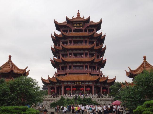 赴任した中国・武漢の地で、休日に街を散策。<br /><br />「中国三大かまど」と称されるほど暑い街なのに、半月雨が降り続いていたせいか涼しい(いや、寒い)。<br />もはや半袖だと上着がほしくなるくらいの温度。<br />この季節にしては過ごしやすい(?)天気の中、まずは有名どころを巡ってきた。<br /><br />①黄鶴楼<br />↓<br />②長春観<br />↓<br />③辛亥革命記念館<br />↓<br />④江漢路<br />↓<br />⑤イオン<br /><br />地下鉄と路線バスを乗りつくすぞー!<br />