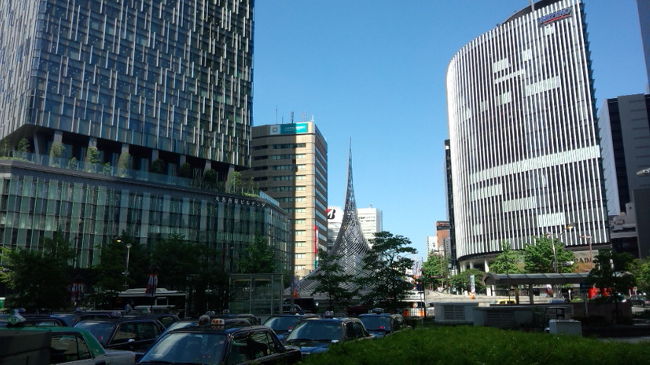 大阪→京都→名古屋の２泊３日の出張、２日めの夕方に京都から名古屋へ新幹線で移動しました。ホテルは地下鉄伏見駅の少し先にあり、大した距離ではないと思って名古屋駅から徒歩で向かいましたが、思ったより距離がありました。夕方６時半過ぎとはいえ暑い中荷物を持って２０分以上歩いたため、かなり汗が出てきて参りました。翌日は朝から昼過ぎまで名古屋の支社で業務、終了後名古屋駅まで徒歩で向かいました。前日以上の猛暑の日中でしたが、１０分弱で地下街の入口にたどり着き、暑さをしのぐことができほっとしました。観光する時間がなかった訳ではありませんが、猛暑のためとてもその気にはなれませんでした。
