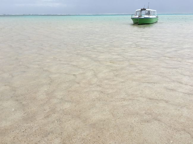 春～夏の大潮のときだけ現れる幻の砂浜があるという。<br />普段は陸地から1.5kmの沖合に眠っているらしい。<br /><br />沖縄返還まで、日本の最南端であった与論島。<br />（現在は波照間島が最南端）<br />独身時代に国内旅行を謳歌しまくった母は、<br />その昔、ここまでやってきて年の数だけ星の砂を拾ったとのこと。<br /><br />時が変わって、かつてのリゾートもずいぶん寂れたらしいが、<br />ここ数年「絶景」という単語が定着して再び注目を浴びている。<br />聞けば海の透明度が高く、ダイビングにも絶好とのこと！<br /><br />梅雨明け直後・台風前の時期を狙って予約したのに、<br />モーレツな台風１号が発生(￣ロ￣lll) <br /><br />悲しすぎて仕事中に「顔色悪い」「元気ない」と言われる始末。<br />嘘ついて有休とったので、うっかり「台風が?」なんて愚痴れないしw<br /><br />フタを開けてみると、日中はたまにスコールがある程度で原付も問題なし。<br />青空とのコンボにはならなかったけど、美しい海のリゾートを満喫しました！<br /><br />晴れていれば波照間以上に美しいビーチと、紅海以上に透明度が高い海中。<br />こんなとこ他にないのでは？<br /><br />また、観光客の大半は若い人。<br />主に20代のカップルか、女子会ならぬ女子旅？<br />あとは私のようなおばちゃんと、常連、外人がたまにいるくらい。<br />子連れは皆無でした。向いてないと思います。<br /><br />【行程】<br />①成田8:15→那覇11:10（バニラを3月に予約、7,000円くらい）<br />那覇13:00→与論13:40（JALのマイル利用）<br />百合が浜（1520干潮）<br /><br />②ダイビングしたり気の向くままにドライブしたり。<br /><br />③与論14:05→那覇14:40（JALのマイル利用）<br />那覇17:30→成田20:05（バニラを3月に予約、11,000円くらい）<br /><br />宿泊：<br />蒼い珊瑚礁でドミ2,000円のはずが下記のとおりいろいろあってシングル3,000円に。<br />ここは原付が格安で借りられるので、場所は悪いけど原付で動ける人にお勧めです！