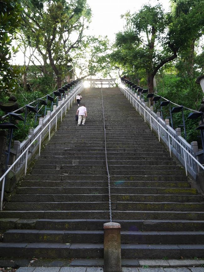 東京都港区「愛宕神社」へ行って来ました。<br />石段が多いこの神社、以前から気になっていました。<br />ある若手俳優夫婦もこちらの神社で式をあげたそうで、<br />ミーハー気分で行ってみることに･･･。<br /><br />石段を登りたくてこの神社に来たといっても過言ではないのに、<br />肝心の行きは、誤ってエレベーターを使ってしまい、<br />楽して山の上まであがってしまいました。<br /><br />途中、ＮＨＫ放送博物館にもよってみました♪<br /><br /><br />【期間】<br />　2016/7/2<br /><br />【参考にさせていただいたリンク】<br />　愛宕神社公式ホームページ<br />　http://www.atago-jinja.com/access/