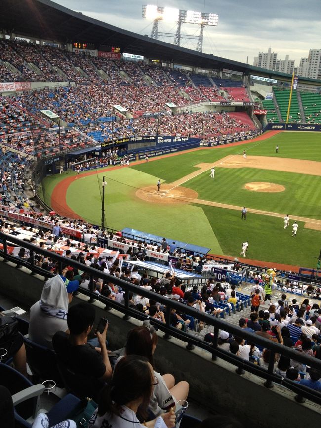 韓国の野球が観てみたい！と思って、野球観戦をしに韓国へ。<br />結論、楽しかったです！応援も一体感があり、盛り上がりました。<br />また、野球を観に行きたいです！！<br /><br />一人で行きましたが、いつものように友人に会えたり、思わぬ出会いもあり、楽しい旅行になりました^^<br /><br />【航空券】<br />往路 OZ1035 8/15　 20:15 羽田空港発<br />　　　　　　　　　 22:35 金浦国際空港着<br />復路 OZ1065 8/19　 20:00 金浦国際空港発<br />　　　　　　　　　 21:55 羽田空港着<br /><br />27,500円<br /><br />【宿泊先】<br />ZZZIP GUEST HOUSE<br />(Agoda経由で予約)
