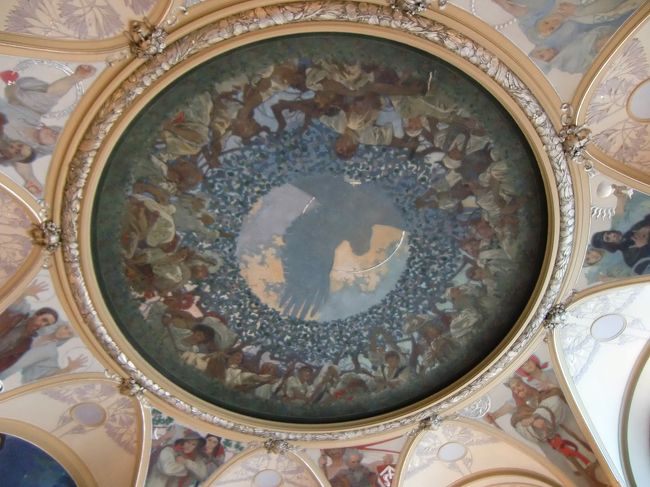 市民会館の「市長の間」のムハ（ミシャ）の天井画<br />スラヴ民族の団結をテーマにした絵だそうです。<br />色合いが素晴らしいです。惹きこまれてしましました。
