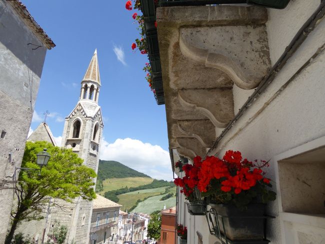 夏の優雅な南イタリア周遊旅行♪　Vol50(第4日)　☆Alberona：美しき村「アルベローナ」♪咲き乱れる花々と教会を眺めて♪