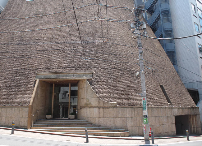 渋谷駅から直ぐのところに以前から気になっていた建物があります。行って見ると、ミキプルーンで有名な三木商事の東京支社でした。近くのクロスタワー20階に用事があったので、20階から見下ろしたのですが、建て込んでいるために今ひとつ全体図が分かりませんでした。坂が多い地形の角地に建つ、とてもユニークな建物です。1985年3月に竣工し、設計は竹中工務店の永田祐三です。竹中工務店から独立して、1991年11月に南紀白浜に「ホテル川久」を設計しました。総工費400億という贅を尽くした建物でした。1階ロビーフロアだけでも、1500平方mあり、40億掛けて内装をしています。この2年後に、この建物で第6回村野藤吾賞を受賞しています。しかし、バブルが崩壊し、1995年にホテルは倒産し、その後、北海道カラカミ観光が30億で買取し、現在に至っています。HPで見ると、永田祐三さんの設計がそのまま残っているようです。いつか見に行ってみようと思います。<br />そこから六本木通りを青山方向へ歩いて行くと、完成間近の日本コカコーラのビルが見えて来ます。老朽化のため、解体されて、どんなビルになるのかと楽しみでしたが、ちょっと面白いビルになっていました。