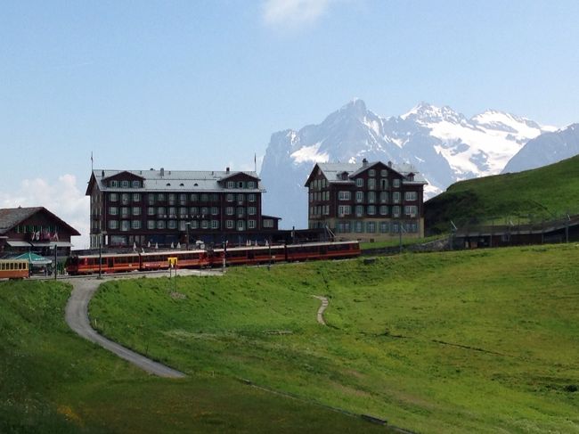 スイス鉄道旅行のひとつの楽しみの、トップ・オブ・ヨーロッパのユングフラウ鉄道です。1912年に開通の歴史ある登山鉄道です。Zermatt駅を出発して、Visp〜Spiez この区間は、ユーロレイグローバルパスは使えません。Interlaken Ost〜Lauterbrunnen( 西回り)で行き、帰りは東回りでInterlaken Ostまでで、この区間もパスで割引で購入しました。<br />Interlaken Ostの駅は、スイスの主要都市と繋がっています。