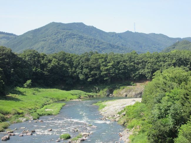 秩父鉄道野上駅前から歩きました、弁天通りを歩いて荒川に架かる高砂橋を渡り、長瀞げんきプラザ前を歩いて法善寺横にある春日神社の鳥居をくぐってから参道・山道に入り、途中荒れた登山道を歩いて金ヶ嶽・春日神社（標高４２５ｍ）に。<br /><br />春日神社付近で休憩後、山道・舗装道路を歩いて葉原峠まで行き、休憩と昼食を取り、植平峠・仙元峠を歩いて日本水取水場に、ここでペットボトルに水を入れて関東ふれあいの道を歩いて長瀞方面に、荒川に架かる金石水管橋を渡って観光客で賑わう長瀞駅周辺に到着。<br /><br />長瀞駅周辺や岩畳通りにはかき氷が食べられるお店が多くあります、夏は多くの観光客が食べているようです、今回は長瀞駅前にある若松で山仲間と食べました。