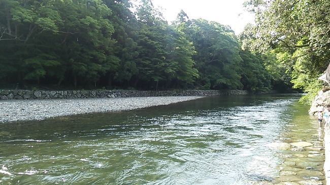 　ご覧戴きましてありがとうございます。<br />　2016年７月10日の日曜日、自宅がある静岡県浜松市からJRの在来線で伊勢・鳥羽方面へ旅行に行ってきました。<br />　そのうち前回は浜松から現地までの行程ならびに二見浦・鳥羽での様子を紹介しましたが、今回は伊勢神宮参拝を中心とした伊勢での様子と帰りの行程についてです。<br />