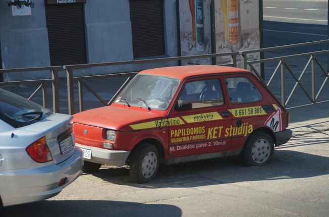 ポーランドには、かつてFSO（Fabryka Samochodow Osobowch)という名の国営自動車会社があり、1951年からはソ連の車をベースにした乗用車を生産していましたが、1965年からはイタリア・フィアット社とライセンス契約を結び、ポルスキ・フィアット125pという名のセダンを、生産するようになりました。<br /><br />1973年から製造を始めた、ポルスキ・フィアット126Pのような、ベストセラーカーもありましたが、民主革命後、時間の止まったような古い車より、遙かに性能の良い西側の車がなだれ込んできた結果、ポーランドの国産車は、ほとんど消滅してしまいました。<br /><br />表紙の写真はリトアニア、ビリニュス市内で見たポルスキ・フィアット126P（通称：マルフ）。空冷直列2気筒OHV594cc、RR4人乗り。1973年から2000年までポーランドで生産され、331万台を販売した国民車。ルパン三世の愛車として知られるフィアット500（2代目）の後継車ですが、イタリアでは人気無く1980年で生産を終えています。なお、リアタイヤのエアが抜けているので不動車かも知れません。<br /><br />2016年の時点ではポーランド＆バルト３国では乗用車（特殊車両は除く）は造られていませんが、エンジンなどの部品メーカーは、旧西側諸国から続々と入って稼働していますので、近い将来ポーランド製のくるまが復活するのも時間の問題かと思われます。<br />