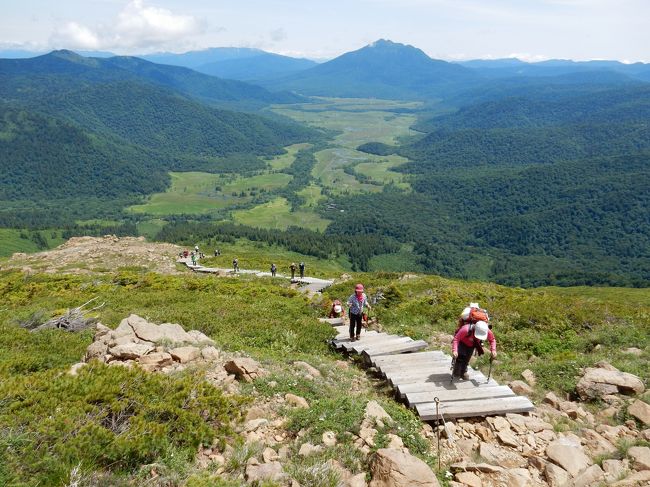 百名山の男体山、富士山に続き今回は三座目、至仏山に挑戦です!<br /><br />今回の行程は、こんな感じ。<br />鳩待峠(1591m) 約1時間 → 山ノ鼻(1400m)約5分 → 至仏山登山口(1400m)約2時間40分 → 至仏山山頂(2228m)約40分 →小至仏山山頂(2162m)約1時間40分 → 鳩待峠<br /><br />前日まで雨模様でしたが、当日は晴天!!<br />実はワタクシ、晴れ男なんですv(*・∀・*)ピース<br />今までの晴天率、ナント100%!!山に登って絶景が見れなかった…、なんてことが一度もないんです。<br /><br />それでは、Let's 尾瀬~ヾ(*ΦωΦ)ノ ヒャッホゥ<br />