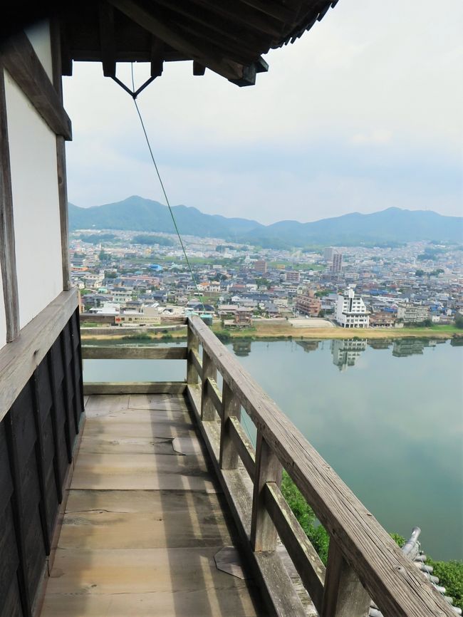 犬山城（いぬやまじょう）は、愛知県犬山市にあった日本の城である。現在は天守のみが現存し、江戸時代までに建造された「現存天守12城」のひとつである。また天守が国宝指定された5城のうちの一つである（他は姫路城、松本城、彦根城、松江城）。<br /><br />木曽川沿いの高さ約88メートルほどの丘に築かれた平山城である。別名、白帝城は木曽川沿いの丘上にある城の佇まいを長江流域の丘上にある白帝城を詠った李白の詩「早發白帝城」（早に白帝城を発す）にちなんで荻生徂徠が命名したと伝えられる。<br /><br />明治の廃藩置県で廃城となり、天守を除いて櫓・城門などほとんどが取り壊された。1891年（明治24年）の濃尾地震で天守の東南角の付櫓が壊れたため、1895年（明治28年）に城の修復を条件に旧犬山藩主成瀬正肥に無償で譲渡された。<br /><br />2004年まで、城主であった成瀬氏が個人所有する文化財であったが、個人所有では維持に非常に困難が伴うことから、成瀬一族の中から城主に選ばれた成瀬淳子（13代当主成瀬正浩の妹）は財団法人『犬山城白帝文庫』を設立して理事長に就任し、犬山城は個人所有でなくなった。<br />2006年（平成18年）4月6日、日本100名城（43番）に選定された。<br /><br />犬山城の天守は外観3重、内部は4階、地下に踊場を含む2階が付く。天守南面と西面に平屋の付櫓が付属する複合式で、入母屋2重2階の建物の上に3間×4間の望楼部を載せた望楼型天守である。窓は突上窓と火灯窓、両開き窓なと、 地階1・2階出入口を含めて、総延面積は698.775平方メートルに達する。天守台石垣は野面積という積み方で、高さは5メートルある。天守の高さは19メートルある。<br />1階：納戸の間、東西9間・南北8間 床面積は282.752平方メートル。<br />2階：武具の間、東西9間・南北8間 床面積は246.006平方メートル。<br />3階：破風の間、東西3間・南北4間 床面積は81.936平方メートル。<br />4階：高欄の間、東西3間・南北4間 床面積は49.835平方メートル。<br /><br />昭和36年から同40年に行われた犬山城天守の解体修理と古文献などによって、この天守は下の2重2階の主屋が1537年（天文6年）または、1601年（慶長6年）に建てられ、1620年（元和6年）頃に3、4階を増築。その後唐破風の付加などが行われて現在の姿になったと考えられている。 成瀬家7代の当主正壽がオランダ商館長と親しかったことから、天守の最上階に絨毯を敷いたと伝えられ、昭和の修理で再現された。<br />（フリー百科事典『ウィキペディア（Wikipedia）』より引用）<br /><br />犬山城　については・・<br />http://inuyama-castle.jp/<br />http://www.inuyamajohb.org/index01.html<br /><br />犬山市の観光　については・・<br />http://www.inuyama.gr.jp/