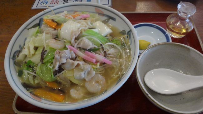 国道171号線大畑交差点にある、太鼓亭と云うレストランへ入り、13時を過ぎて昼食を摂り、後は何所にもよらず帰宅しました。<br />帰宅後シャワーをして表を見れば、外もシャワーの様な通り雨で、その後は一気に涼しくなりました。<br /><br />家の近くにある宝塚市の太鼓亭は、カフェテラス方式のそば専門店で、こちらはメニュー方式で同じ太鼓亭でも随分と違っていることに気づきました。<br /><br />所で、食後の冷たいコーヒーを注文したのですが、会計の時JAFの会員ですかと聞くので、カードを見せたら、その飲み物代が無料になりました。<br />無料も飲み物が対象になるのは初めての経験です。観光施設での割引は慣れていて、今日も万博記念公園の入場割引に使用しました。<br /><br />写真は、暖かい五目揚げ蕎麦。冷房の効いた中で頂きました。