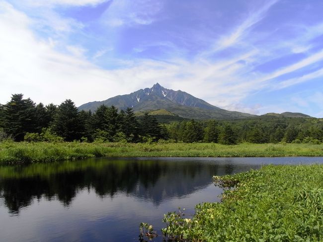 <br />ひょんなことから「離島に住んでみたい」という夢が実現<br />北海道最北端最果ての地、利尻島であたらしい生活がスタート<br />期間限定ではありますが島暮らしをたのしんでいます。<br /><br />一般的な旅日記より内容がうすくかんじるかもしれませんが、<br />数日の旅行じゃかんじることのできない「暮らす」ことでわかるその土地のすばらしさが伝わればうれしいです。<br /><br /><br />今回は、昨日に引き続き天気がよかったため車でドライブへ。<br />南浜湿原、オタトマリ沼、そして白い恋人のパッケージのもとになっている風景を訪ねました。<br />今日も天気がよかったから自然に触れる旅はとってもきもちよかったです。<br /><br /><br /><br />その４・姫沼で花の宝探し<br />⇒http://4travel.jp/travelogue/11148098<br /><br /><br /><br /><br />それでは、いってみよーう！<br /><br /><br />