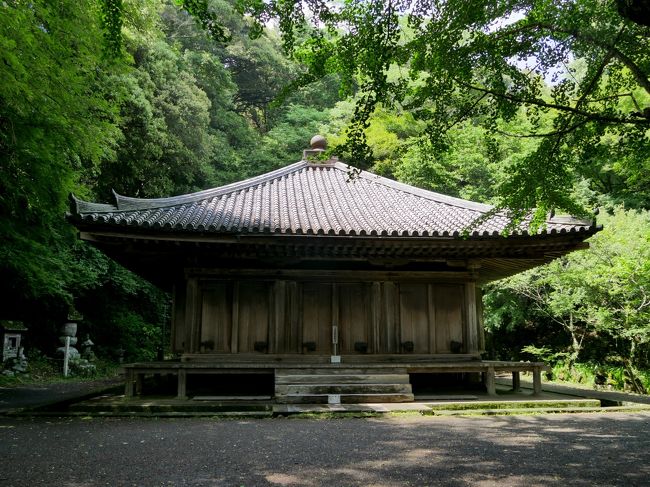 今日は午前中休むことができたので朝早く0520に家を出る．中央高速の集中工事で，羽田空港まで1時間40分もかかってしまった．ラウンジで軽く食べてNH791便0815発へ．<br />1016待っていたハイヤーに乗車．運転手さんが物知りなので助かった．こちらの希望を言い，まず曹洞宗，泉福寺へ．素晴らしい仏殿，かやぶきだ．山門の仁王像もなかなか．小雨が降っているので緑がとてもきれい．小さな仏像が緑の草の中にある．<br />次に天台宗，文殊仙寺へ．私は「智恵」という言葉が好きだ，「知能」とは違うもっと幅広く深いインテリジェンス（それ以上のもの）だ．私も智恵を授かりたい．山の頂上に近く，雲が霧となって立ち込め，幽玄な雰囲気．そこに仁王や十六羅漢や役行者．野仏もたくさん．雨で緑がみずみずしい．心が洗われる気分になる．合掌．<br />1138　文殊仙寺を出発，天念寺に．ここの川中不動はなかなかすごい．洪水で覆っていた屋根は流れてしまったのだが，すくっと巨岩に書かれている．天念寺の修正鬼会の行われる講堂などを見学．歴史資料館で見た鬼会のビデオと平安からの重文の阿弥陀如来立像が素敵だった．<br />そのまま豊後高田に降りる．7年前に食べたカフェ＆バー　プルヴァールに　元気なおかみさんは健在のようだ．7年前と同じナポリタンを食べる．懐かしいがここの方がごちそうだ．今回はビールを飲む．内装がしゃれたなあ．<br />昭和ロマンの蔵にいき懐かしい自動車やおもちゃなどをみる．時間がないのでざっとだった．今度ゆっくり来たい．1350出発<br />今回絶対に富貴寺と真木大堂にはいくつもりだった．富貴寺大堂の優美な姿．平安後期の浄土信仰の頃だ．阿弥陀如来坐像と壁画に息を飲む．胎蔵界曼荼羅の世界　阿弥陀様もおやさしい平安の顔だ．合掌．<br />真木大堂の大威徳明王，阿弥陀如来，不動明王どれもすばらしい．この国東の山の中にまるで都にあるような仏像がある不思議．息をのむ美しさだ．これで三回目の訪問，今回は元宮磨崖仏などの磨崖仏や国東塔などの石塔の素晴らしさを感じた．今回は1600にはホテルに入り仕事の準備をしなければならないので短い時間だったが，堪能した．1602大分駅前に着く．<br />詳細はsuomita2<br />【国内222】大分出張・国東めぐり1-ハイヤーで幽玄な，泉福寺，文殊仙寺を巡る<br />http://4travel.jp/travelogue/11140373<br />大分出張・国東めぐり2-天念寺，川中不動，鬼会の里歴史資料館，カフェ＆バー プルヴァールで給食を食べる，昭和ロマン蔵<br />http://4travel.jp/travelogue/11140421<br />大分出張・国東めぐり3-富貴寺，真木大堂，素晴らしい仏像と石塔<br />http://4travel.jp/travelogue/11140477