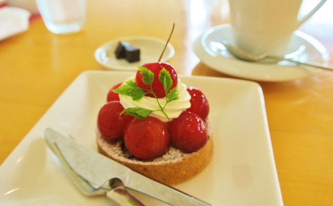 NYでパンケーキが人気となり2013年に東京・青山にオープンした「クリントン ストリート ベーキング カンパニー」。メディアでもたびたび取り上げられるカフェのパンケーキorエッグベネディクトのドリンクセットの割引クーポンがあったので、食べに行ってきました。青山近辺は他にもたくさん魅力的なお店があるので、散歩がてらに美味しいもの巡りと、「岡本太郎記念館」と「伊藤忠青山アートスクエア」で開催されていた写真展を楽しみました。<br /><br />＜利用したお店＞<br />クリントン ストリート ベーキング カンパニー / リチュエル / いち豆 / ショウゾウコーヒーストア / カフェキツネ / ハラカラ。 / 南青山 まめ / ショコラ・シック<br /><br /><br />