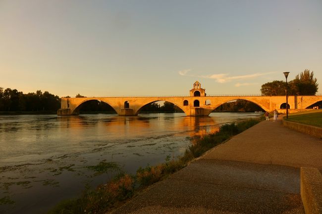 ♪橋の上で輪になって踊ろう、、、　　　幼い頃聞いた懐かしいフランス民謡「アビニヨンの橋の上で」<br /><br />この歌は14世紀、法王庁がバチカンからアビニヨンに移された際の民衆の浮かれた様子を歌ったものだといいます<br /><br />橋の名は Pont St-Bénézet（サン・ベネゼ橋）といい、その後洪水で流され現在では一部分を残すのみ<br /><br /><br />その後何度も修復が試みられたが断念、今はかっての栄華を偲ぶよすがとなっています<br /><br />南欧の遅い夕暮れ時にホテルから近いこの橋を散歩して夕陽に染まる風景をゆったりと味わいました<br />
