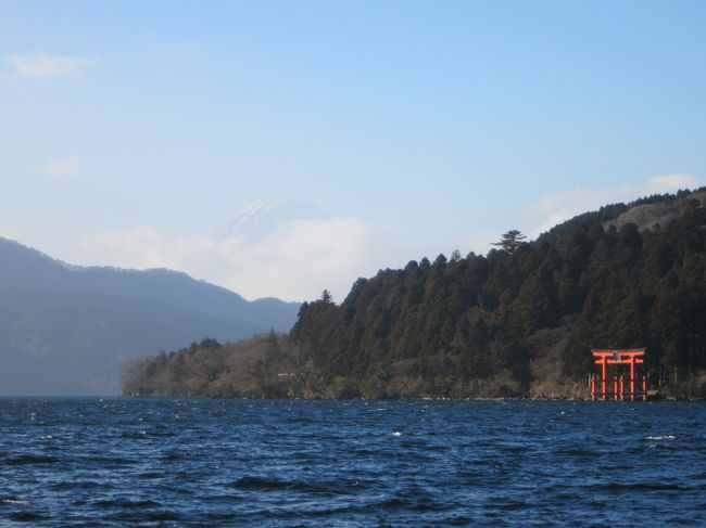 正月は家族で箱根へ温泉旅行。<br />１月３日から訪問した箱根、ひさしぶりにロマンスカーにのり、箱根駅伝を生で初観戦など大満足の箱根旅行でした。<br /><br />（写真は箱根神社：１月４日訪問）