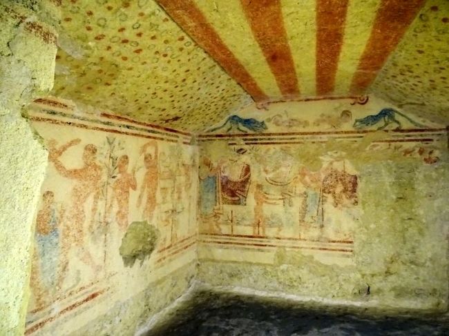 快晴の中,世界遺産のドライブ旅へ.途中ヴェトラーラに立ち寄り,まずはタルクィーニアへ.エトルリア文化にかかわる古代のお墓.壁画の保存状態がよく驚く.町を散策,ランチのあとはチェルヴェーテリへ.ここは円形の大きなお墓がたくさん.外観も興味深いが内部の構造もなかなか手が込んでいる.夕方,ホテルに戻り一息ついて,町に出てディナー.雨が降り出したのでお城に近いレストランに飛び込んだ.