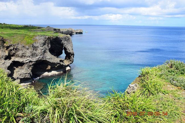恩納村にある万座毛は、象に似た岩が有名で、眼下に青い海と空、遊歩道周辺には緑の草原が美しい沖縄本島を代表する絶景観光スポットです。<br /><br />万座毛の意味は万人が座する草原からきており、琉球王朝時代、尚敬王が賞賛したことが由来らしいです。<br /><br />■旅行記3泊4日：快晴に恵まれた沖縄本島FLY＆DRIVE　<br /><br />【1日目-1】 出発～海中道路～伊計島<br />http://4travel.jp/travelogue/11146837<br /><br />【1日目-2】<br />ぬちま?す工場と世界遺産の勝連城<br />http://4travel.jp/travelogue/11148326<br /><br />【1日目-3】 オーシャンビューのAJリゾートアイランド伊計島<br />http://4travel.jp/travelogue/11149428<br /><br />【2日目-1】 タコライスよりも寂れた街並みが印象的だった金武新開地<br />http://4travel.jp/travelogue/11149859<br /><br />【2日目-3】CMで有名になったハートロックがある古宇利島<br />http://4travel.jp/travelogue/11151521<br /><br />【2日目-4】 世界遺産の今帰仁城跡と世界で2ヶ所しかない塩水の塩川<br />http://4travel.jp/travelogue/11152221<br /><br />【2日目-5】 南国リゾート気分のホテルマハイナウェルネスリゾートオキナワ<br />http://4travel.jp/travelogue/11153238<br /><br />【3日目-1】 嘉手納基地が一望できる道の駅かでな<br />http://4travel.jp/travelogue/11154411<br /><br />【3日目-2】復元された世界遺産の首里城<br />http://4travel.jp/travelogue/11155104<br /><br />【3日目-3】 昨年OPENしたばかりの瀬長島ウミカジテラス<br />http://4travel.jp/travelogue/11157075<br /><br />【3日目-4】覇観光の定番！お土産買うなら国際通り(*^^*)<br />http://4travel.jp/travelogue/11157907<br /><br /><br /><br /><br />