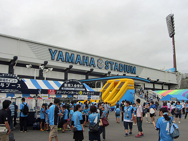 　磐田市のヤマハスタジアムにサッカー観戦に行くことにしました。せっかく出かけるのであれば1泊して周辺の見所をいくつかまわれたらよいなと思い浜松市のホテルを予約しました。<br />　<br />　天気予報によると当日の東海地方は豪雨ということでしたが試合が始まる夜には雨が上がるということでしたので予定通りに出発することにしました。ただし試合観戦以外の行動は制約されます。もっとも、もともとサッカー観戦を主目的とした旅行なのではそれほどあちこち観光はできません。<br /><br />　初日は浜松で餃子を食べた後、天竜川の橋や寺院、浜松城など地味なポイントを見学しホテルにチェックインしてから試合会場の磐田へ向かいました。試合が終わった後は浜松へ戻りホテルに宿泊です。