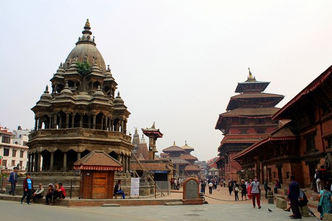 ２０１６年ＧＷのネパール旅行３日目（ネパール観光２日目）。<br /><br />この日はバグマティ川を挟んでカトマンドゥのすぐ南にある“美の都”パタンへ。<br /><br />１５〜１８世紀のマッラ３王朝時代、パタン王国の首都として栄えたこの街は、当時のネワール様式の建築物が数多く残る世界遺産の街。<br /><br />前年の大地震による被害状況が心配でしたが、建築物の倒壊はカトマンドゥほどではなく、現代まで保存された趣のある街並みや技巧を凝らした美術品を存分に楽しめた訪問となりました。<br /><br />＜旅程表＞<br />　２０１６年<br />　５月１日（日）　成田→バンコク<br />　５月２日（月）　バンコク→カトマンドゥ<br />○５月３日（火）　カトマンドゥ→パタン→ボウダナート<br />　　　　　　　　　→パシュパティナート→カトマンドゥ<br />　５月４日（水）　カトマンドゥ→ポカラ<br />　５月５日（木）　ポカラ（サランコットハイキング）<br />　５月６日（金）　ポカラ→カトマンドゥ→ナガルコット<br />　５月７日（土）　ナガルコット→バクタプル→カトマンドゥ<br />　５月８日（日）　カトマンドゥ→バンコク<br />　５月９日（月）　バンコク→成田