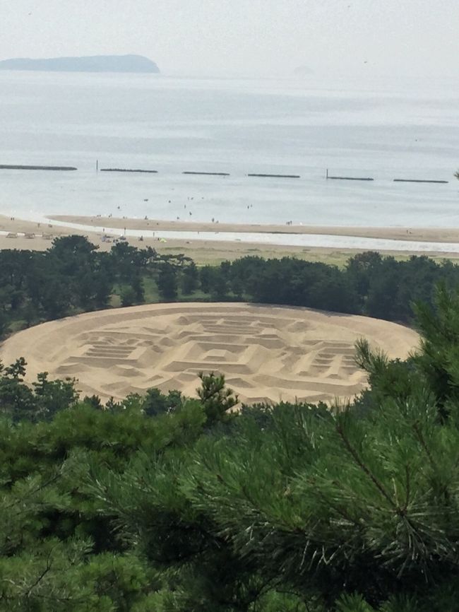 さ〜て今週もドライブです。金運スポットとして有名な巨大砂絵「寛永通宝（かんえいつうほう）」です。実はこの日までボンドのようなもので砂を固めているのかと思い込んでました。間違いです。市民のボランティアのみなさんが整えて下さっていたのですね。知らなかったです。ありがとうございます。