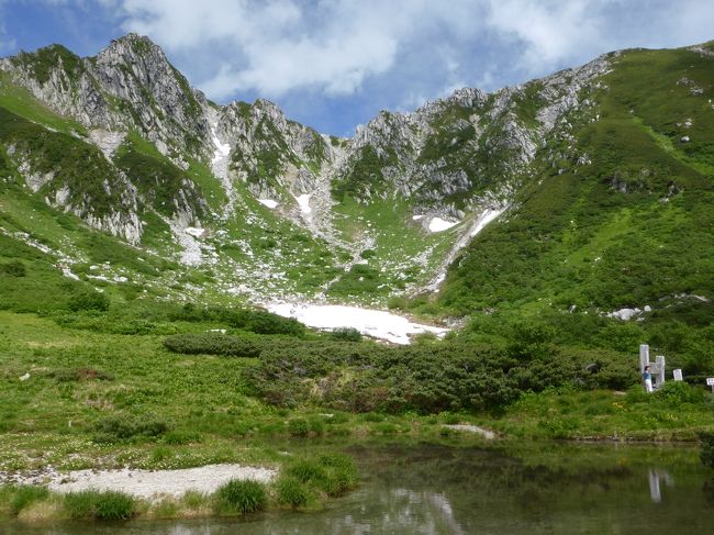 　千畳敷カールや木曽駒ヶ岳は、山に登る人や登らない人でも一度は行ってみたいと憧れる山ではないでしょうか。自分達も行きたいという思いはあったのですが、中々機会がありませんでした。そんな時、テレビでルー大柴さんが登っているのを見て、来年は思い切ってホテル千畳敷に連泊して木曽駒ヶ岳に登ろうと決断。梅雨明けを7月25日頃と予想して、正月早々に電話で予約しました。<br /><br />　その2。木曽駒ヶ岳から宝剣岳登山編。2日目。木曽駒ヶ岳から下山し、鞍部からは巻き道を通り、宝剣岳へ。慎重に登り、無事山頂へ。下山後、乗越浄土の山小屋のベンチで朝食弁当を昼食がわりに食べました。絶景をゆっくり堪能して、ホテル千畳敷に戻ったのが12時。ホテルでゆっくり過ごしました。3日目も晴れ。千畳敷カールを散策し、昼過ぎにロープウェーに乗り千畳敷を後に。路線バスを途中下車してコマクサの湯で日帰り入浴。明治亭で早めの夕食を食べ、再び路線バスで高速バスの駒ヶ根バスターミナルへ。18時発の新宿行きの高速バスで帰りました。