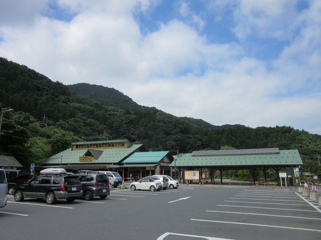 関東「道の駅」スタンプラリー<br /><br />何時の間にやら5回目です<br />今回は埼玉県北西部と群馬県南西部の道の駅に出かけました<br /><br />天候も良くてドライブを満喫しながら、途中滝沢ダム（奥秩父もみじ湖）や下久保ダム（神流湖）に立ち寄ったりしながらも、順調にスタンプを押印して、1日で17駅の訪問ができました<br /><br />今回、滝沢ダムでダム内のエレベーターに初めて乗って放水風景を間近に見たり、ダムを階段で登ってみたり、童心に帰って小学校の社会科見学みたいな事をしましたが、とても楽しかったです。<br /><br />今回も多くの道の駅を訪問したため<br />前編・中編・後編に分けてお届けします<br /><br />前編は、果樹公園あしがくぼ～ちちぶ～あらかわ～大滝温泉～滝沢ダム　迄です<br /><br />関東「道の駅」スタンプラリー2016<br />対象駅・・・・全165駅<br />前編訪問駅・・・ 4駅（2.4％）<br />合計達成駅・・・48駅（29.1％）<br /><br />埼玉県　№01　あらかわ<br />　〃　　№04　大滝温泉<br />　〃　　№12　ちちぶ<br />　〃　　№14　果樹公園あしがくぼ