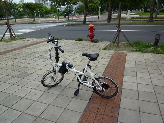 台湾旅行 高雄編2(客家文物館文物館、内惟埤文化園園を、愛河をサイクリング) 2011/09/23-09/23<br /><br />客家文物館文物館、内惟埤文化園園、愛河をサイクリングしました。<br /><br />連日引っ張りまわしてる妻を気遣って、今日は一人で出かけました。目的は客家文物館と高雄市立美術館。何回も行っていますが、建物内をじっくり見ていないので、今回はじっくり見ようと思います。 外国人向けの観光ルートに入っていないせいか、あれ程いる中国人観光客をはじめ、外国人は見かけません。特に、客家文物館には、お客は私を含めて二組しかいませんでした。 館内は客家人の昔の日用品を中心に整然と陳列されていて、小規模ながら見ごたえはあります。<br /><br />