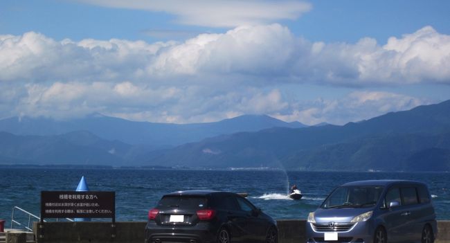 青い空と青い湖～そして午後の光の中に咲く蓮の花と白いそばの花に梅雨明けを感じました。