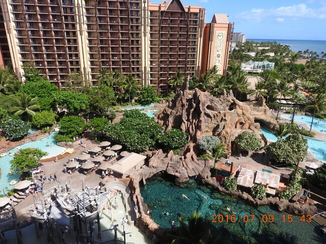 現地からWi-Fiで送信しているので、プール周辺等の画像は後ほどUPします。Aulani, A Disney Resort &amp; Spa<br /><br /><br />ウィンダムの物件や、<br />ヒルトンのシェア物件（Waikikiとビックアイランド）：購入済み、<br /><br />マリオット コオリナビーチクラブ：購入済み<br />　<br />今回はワイキキ・Halekulani Hotelに宿泊して、<br />　｛アウラニ・ディズニー・リゾート｝を見てきました。<br /><br />全て陰陽道での開運方法の実行の為に購入しています。<br /><br /><br /><br /><br />ディズニー好きには他と比べて、プール関係だけですし、宿泊設備のオマケですから物足りないかと思いますが（隠れキャラを探す等も有るそうですが）、親の為なのか、子供の為なのかディズニー好きの人が米国の休暇に入った時期でしたので子供連れが多く見ら、ラナイからでも大騒ぎの声が聞かれました。<br /><br />今では日本の公営プールでも見られますが、流れるプールや庭内で安全に（浮き棒？を持った監視員が歩き回っています）<br />透明なプールでのシュノーケリング（写真右下日付の部分です：魚がいるそうです）が出来るのは楽しみかと思いますし、<br /><br />ミッキーマウス達が軽装（頭だけミッキーで、下はアロハシャツに短パンの軽装；此の暑さで全身着グルミなら死にます^_^;）で歩き回っています。<br /><br />潜水可能な水槽は、近隣のマリオットコオリナビーチクラブも、ディズニー前ラグーンと同じく日本企業が作ったから、同じ様な事は出来そうですが、水の綺麗さが全く違うので安全に綺麗な水でのシュノーケリングにはかなり良いかと思います。<br />流石、ディズニーです。　勿論金を取られます。<br /><br />海水でシュノーケリングが出来、海では怖くても、魚・人工の海底が良く見えそうです・・・其れを水族館様に外から見られます。<br /><br />https://www.youtube.com/edit?o=U&amp;video_id=MbHBUCWYpJM<br /><br /><br /><br />開運旅行と言うか・・・ピンコロ成仏祈願旅行？かな・・(´-?-`；)