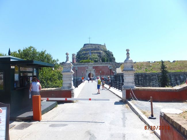 旅行８日目　７月１日<br /><br />　今日はギリシャのコルフ島（ギリシャ名　ケルキラ）に寄港します。<br />　今日のツアーは、かのオーストリア皇后 エリザベートの別荘ですが、去年の春にウィーンでシェーンブルン宮殿を見学したばかりなので、コルフ島を自由散策します。<br />　小さな町並みで主に旧要塞を見学しました。<br />　ゆっくりと自分のペースで散策するのもいいです。<br /><br />クルーズ１日目　東地中海クルーズ①　出発～ベネチア<br />　　　http://4travel.jp/travelogue/11142382/  <br />クルーズ２日目　東地中海クルーズ②　アルベロベッロ　<br />　　　http://4travel.jp/travelogue/11150664/ <br />クルーズ３日目　東地中海クルーズ③　オリンピア　　　<br />　　　http://4travel.jp/travelogue/11150706/ <br />クルーズ４日目　東地中海クルーズ④　サントリーニ島<br />　　　http://4travel.jp/travelogue/11150713/ <br />クルーズ５日目　東地中海クルーズ⑤　アクロポリス<br />　　　http://4travel.jp/travelogue/11150718/ <br />クルーズ７日目　東地中海クルーズ⑦　コトル<br />　　　http://4travel.jp/travelogue/11150720/ <br />クルーズ８日目　東地中海クルーズ⑧　ベネチア～帰国<br />　　　http://4travel.jp/travelogue/11150728/