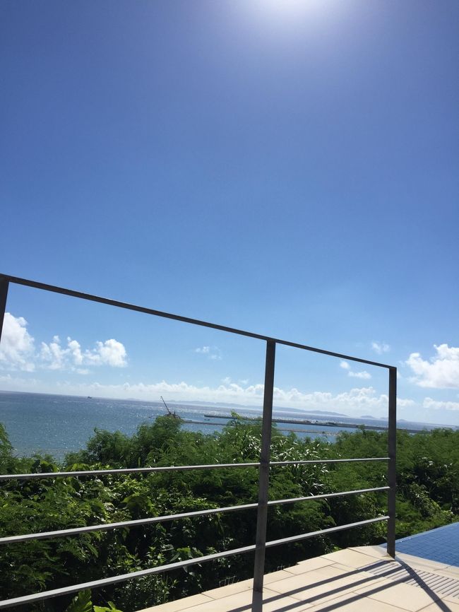 6月18日から21日まで沖縄にぷらっと遊びに行ってきました。<br /><br />梅雨入りに沖縄を去った後、梅雨明けに沖縄に行けたのがラッキー。<br /><br />ーーー6月18日(土)ーーー<br />東京(11:00) →那覇(13:55) ANA471<br />瀬長島ホテル泊<br /><br />ーーー6月19日(日)ーーー<br />瀬長島、那覇市内 ぶらぶら<br />ANAクラウンプラザホテル沖縄ハーバービュー泊<br /><br />ーーー6月20日(月)ーーー<br />海に行って軽く泳ぎ、名護に行って軽く読書<br />ANAクラウンプラザホテル沖縄ハーバービュー泊<br /><br />ーーー6月21日(月)ーーー<br />那覇(11:30) →東京(14:00) ANA462