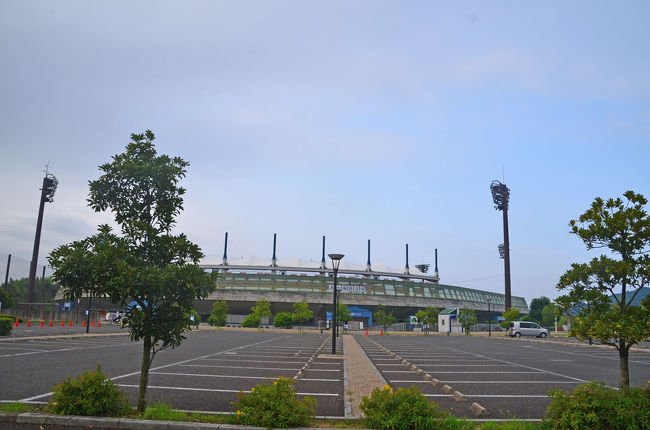 高校野球を見ようと思い、清水庵原(しみずいはら)球場にやって来ました。<br />以前来た時、駐車場が凄く混んでいました。情報では、静岡市内の高校の試合になると混むとか。<br />本日の第1試合はどちらも静岡市内ですから混むだろうとの推測で毎朝の散歩も取りやめて早めに来ました。ここまでの約30Kmの道も渋滞なしで来ることが出来ました。<br /><br />＝今日の試合予定＝<br />第1試合　静岡東−清水桜が丘<br />第2試合　池新田−富士<br />第3試合　浜松江之島−伊東商<br /><br /><br />★清水庵原球場のHPです。<br />http://www.ihara-stadium.com/pc/index.html<br /><br />★静岡朝日テレビの高校野球速報のHPです。<br />http://yakyu.satv.co.jp/