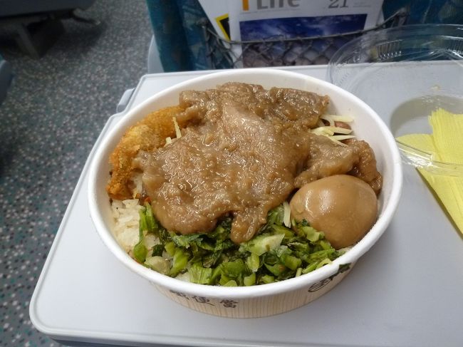 台湾旅行 台北編1 (新幹線の駅弁・板橋車站・貴族世家:牛排・三峡老街・台北犁記・迪化街・礁溪高爾夫倶楽部・鶏肉郎海鮮・チャイニーズポーカー・世界豆漿大王) 2011/09/28-09/29<br /><br />・新幹線の駅弁:豚肉弁当 2011/09/28<br />・板橋車站 2011/09/28<br />・貴族世家:牛排(ステーキ):三峡 2011/09/28<br />・夜の三峡老街を散策 2011/09/28<br />・台北犁記:台湾の銘菓 2011/09/29<br />・迪化街:台北 2011/09/29<br />・礁溪ゴルフクラブ(礁溪高爾夫倶楽部) 2011/09/29<br />・鶏肉郎海鮮:礁渓 2011/09/29<br />・チャイニーズポーカー遊び:台北 2011/09/29<br />・世界豆漿大王(台北):豆乳・飲茶 2011/09/29