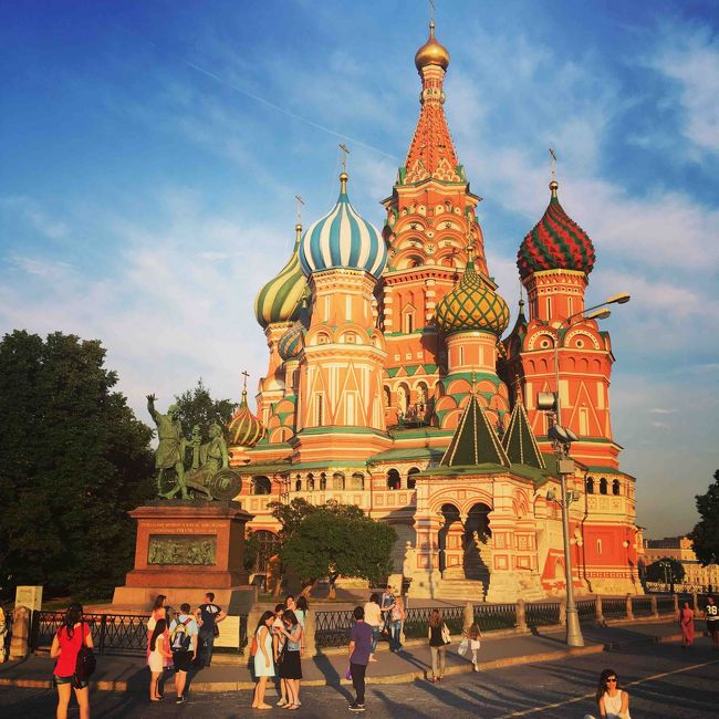 ロシア旅行記その3です。タイトルが毎回五七五になっていますが、特に深い意味はありません。<br /><br />さて、モスクワの町を観光していて閉口するのは、どこに行っても中国人の団体客がワンサカいることです。<br /><br />赤の広場に行くと、ワシーリィ寺院を背景に、セルフィー棒で記念写真を撮りまくる人々のほとんどが中国人です。<br /><br />クレムリンでは毎正時に衛兵交代の儀式が行われますが、中国人が衛兵と並んで写真を撮ろうとするので、儀式の進行に影響が出てしまい兵士も周囲の観光客もうんざりします。