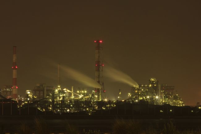 6月の鹿島夜景の前に、なぜか富士山経由で名古屋に行ってきました。<br />工場夜景ランキングで上位だったので、張り切って名港中央で降りて、金城ふ頭あたりに行ったつもりでしたが、見えた夜景は遥か彼方で、近視&老眼の私の目では、とても残念な距離で、あ゛あ゛〜。<br />周辺を先にもっと調べておくべきでした。失敗失敗。<br />駐車場は有料で大きかったのですが、ふ頭の海方面に向かうのに、延々歩いても着かず、やっと着いた先はゲートで立入禁止でした。<br />ゲートの警備員さんに、オイオイ!と言われつつ、なんとかねばって警備員さんの近くで撮らせていただきました。<br />ありがとうございました。でも小さなレンズでは〜やっぱ遠いですぅぅ。<br />でも、警備員さんおられたので、人の気配無しの中に一人で撮影でなかったので、とても有り難かったです。<br />川崎も、四日市も行ってきましたが、ホント、工場夜景撮れる所は人の気配無しで♪キラキラな夜景撮れた嬉しいドキドキやら♪誰もいない不安なドキドキやら♪誰かに怒られるドキドキやら♪大型トラックにはねられそうになるドキドキやら♪♪ドキドキ満載で楽しいです。<br />