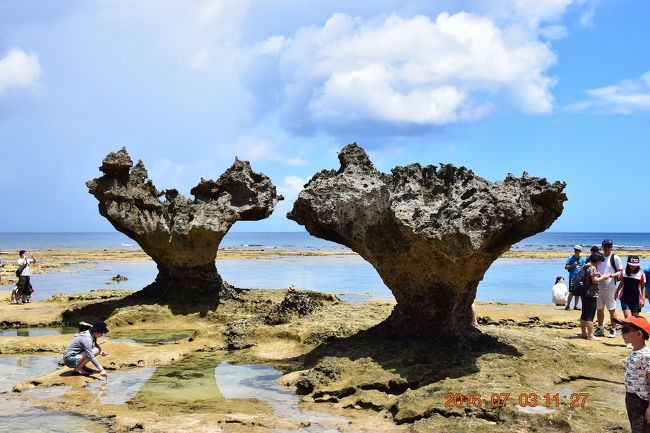 万座毛を見た後、今人気急上昇中の本部半島の付け根にある古宇利島へ向かいまいました。<br /><br />古宇利島へは本部半島から屋我地島に一旦渡り、2005年2月に開通した長さ1960mの古宇利大橋を渡ります。<br />古宇利島周辺の海の美しさは本島でトップクラス。<br />初日に通った海中道路のようにまるで海の上を走っているような感覚でまっすぐに延びる橋の両側にエメラルドグリーンの海が広がり、本島屈指の絶景ドライブが味わえます。<br /><br />そして一躍有名になったのがJALの先得で嵐のメンバーが古宇利島のハートロックを訪れたCMが全国放送されたことかと…<br /><br /><br />■旅行記3泊4日：快晴に恵まれた沖縄本島FLY＆DRIVE　<br /><br />【1日目-1】 出発?海中道路?伊計島<br />http://4travel.jp/travelogue/11146837<br /><br />【1日目-2】<br />ぬちま～す工場と世界遺産の勝連城<br />http://4travel.jp/travelogue/11148326<br /><br />【1日目-3】 オーシャンビューのAJリゾートアイランド伊計島<br />http://4travel.jp/travelogue/11149428<br /><br />【2日目-1】 タコライスよりも寂れた街並みが印象的だった金武新開地<br />http://4travel.jp/travelogue/11149859<br /><br />【2日目-2】 沖縄を代表する絶景観光スポットの万座毛<br />http://4travel.jp/travelogue/11150179<br /><br />【2日目-4】 世界遺産の今帰仁城跡と世界で2ヶ所しかない塩水の塩川<br />http://4travel.jp/travelogue/11152221<br /><br /><br />【2日目-5】 南国リゾート気分のホテルマハイナウェルネスリゾートオキナワ<br />http://4travel.jp/travelogue/11153238<br /><br />【3日目-1】 嘉手納基地が一望できる道の駅かでな<br />http://4travel.jp/travelogue/11154411<br /><br />【3日目-2】復元された世界遺産の首里城<br />http://4travel.jp/travelogue/11155104<br /><br />【3日目-3】 昨年OPENしたばかりの瀬長島ウミカジテラス<br />http://4travel.jp/travelogue/11157075<br /><br />【3日目-4】覇観光の定番！お土産買うなら国際通り(*^^*)<br />http://4travel.jp/travelogue/11157907<br /><br /><br /><br /><br />