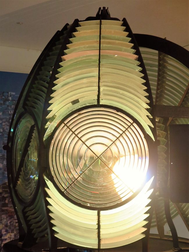 フレネルレンズ（英: Fresnel lens）は、通常のレンズを同心円状の領域に分割し厚みを減らしたレンズであり、のこぎり状の断面を持つ。分割数を多くすればするほど薄くなるため、材料を減らし軽量にできる一方、同心円状の線が入ってしまう欠点や、回折の影響による結像性能の悪化が顕著になる。そのため、薄型化が特に有利な用途や、回折の影響を無視できる照明用などに用いられることが多い。<br />フランスの物理学者オーギュスタン・ジャン・フレネルによって発明された。<br /><br />灯台や投光器などの照明系レンズなどに用いられる。当初、フレネルは、灯台用にこのレンズを設計した。灯台用レンズは巨大であるため、通常の設計では厚みがかなり大きくなり原材料費が高いこと、重量が重くなりすぎること、製造に手間がかかることからこのレンズを考案したと考えられている。<br />（フリー百科事典『ウィキペディア（Wikipedia）』より引用）<br /><br />犬吠埼灯台（いぬぼうさきとうだい）は千葉県銚子市のはずれ、犬吠埼の突端に立つ灯台である。周辺は水郷筑波国定公園の一部となり、太平洋に臨む景勝地。<br /><br />2008年（平成20年）3月31日、犬吠埼灯台に付随する施設であった犬吠埼霧信号所「霧笛舎」が100年の歴史にピリオドを打ち、閉鎖された。2014年、国の登録有形文化財に登録された。<br /><br />犬吠埼灯台資料展示館<br />犬吠埼灯台の敷地内には、2002年3月20日に開館した犬吠埼灯台資料展示館もあり、この灯台の歴史、機能・役割などを学べ、初代犬吠埼灯台レンズ（フレネル式第1等8面閃光レンズ）をはじめ、貴重な資料が多数展示されている。（フリー百科事典『ウィキペディア（Wikipedia）』より引用）<br /><br /><br />犬吠埼灯台　については・・<br />http://www.kaiho.mlit.go.jp/03kanku/choshi/inubou/<br />http://www.choshikanko.com/spot/00002.html<br /><br />銚子市（ちょうしし）は、関東地方の東部、千葉県の北東部にある市。全国屈指の漁港の町でもある。市の北部には利根川が流れており、銚子市で太平洋に注ぐ。<br />東京から100km圏内、関東平野の最東端に位置し、北は利根川、東と南は太平洋に面する。江戸時代に利根川水運が開発され、醤油醸造業と漁業で発展。農業は露地野菜を中心に発展した観光都市。<br />銚子市は、利根川沿いの低地と北総台地からなり、表層は関東ローム層に覆われている。愛宕山（標高73.6m）は北総台地最高峰。水田は台地山間の谷津田と利根川沿いに広がっており、畑地帯は台地の平坦部に位置し、比較的農業に適している。　　市域広袤（こうぼう）：東西16.2km、南北12.8km<br />（フリー百科事典『ウィキペディア（Wikipedia）』より引用）<br /><br />銚子市については・・　http://www.city.choshi.chiba.jp/<br />銚子市の観光については・・　http://www.choshikanko.com/<br />