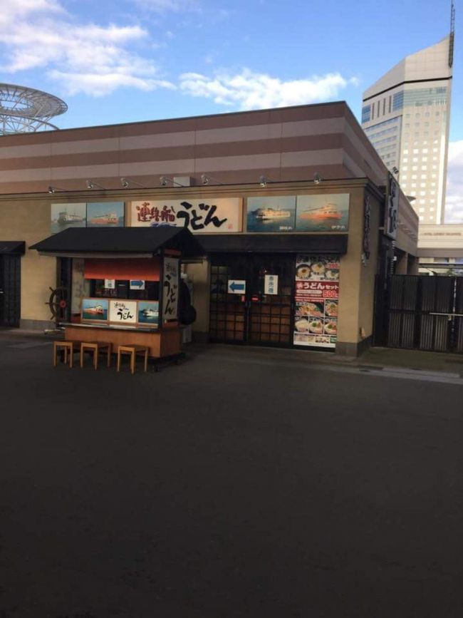 高松に一泊二日で行ってきた。<br />初日は会社の部下達と居酒屋で一杯。<br />大生があったので何度も注文しなくて便利と思ったが、結局中生と同じペースで飲んでしまい、完全に飲み過ぎ。<br />料理は手羽先やラフティーなど美味しかった。<br /><br />二日目の朝は帰路の高松駅ホームにある『連絡船うどん』で天ぷらうどんを食べた。<br />前から1度入って見たかった店。<br />ややジャンクっぽい天ぷらだが、雰囲気もあいまり、まずは満足。