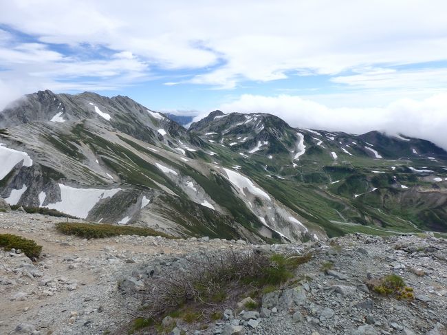 やっぱり行きたくなる北アルプスの山々ですが、今年のターゲットは立山。<br />室堂バスターミナルから気軽にアクセスできますが、3000メートルを越える北陸最高峰。<br />天気にも恵まれ満足な登山になりました。