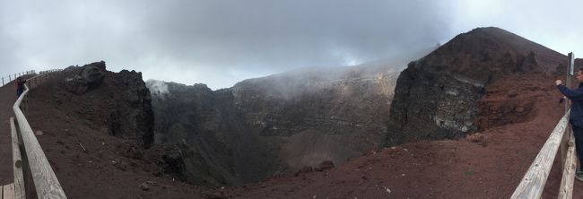 名残り惜しいけれど、カプリ島はさよなら～。<br />ナポリには戻らずソレントへＧＯ。<br /><br />ナポリ南部は見所いっぱい。<br />アマルフィー海岸も本当に行きたかったけれど、<br />日程的にもキビシイーので、今回は残念。<br /><br />るいるいファミリーは火山好きです。<br />実はポンペイの遺跡は火山で埋もれた遺跡として有名。<br />『ヴェスヴィオ火山』が噴火して埋もれたとはあまり知られて<br />いないような気が・・・。ってるいるいも知りませんでした！<br /><br />でもこの火山！東京ディズニーシーのシンボル的存在であるプロメテウス火山のモデルなんです。<br /><br />今回の旅は、るいるい家には珍しく観光が盛り沢山。<br />いつもよりアクティブではないので、この辺で自然のトレッキングを投入。<br /><br />情報がとにかく少ない火山で、ナポリからバスも出ているようですが、エルコラーノの駅からのバス往復ツアーで行くのが一番簡単なようです。<br /><br />ナポリ⇒カプリ⇒ソレント⇒エルコラーノ<br />と1日で結構な距離の移動を慣行しました。<br />天気の心配もあったので、このプランを全て達成できたのは<br />日ごろの行い、うんっ奇跡！！<br />超充実した１日にすることができました。<br /><br />①成田　⇒　アブダビ　⇒　ローマ<br />②ローマ市内散策　　パラディウムパレス（Hotel Palladium Palace）泊<br />③ローマ市内散策　⇒　ナポリ　スターホテルテルミナス泊<br />④ポンペイ遺跡　⇒　アウトレット　スターホテルテルミナス泊<br />⑤AM　カプリ島(青の洞窟)　⇒　ソレント　⇒　ヴェスヴィオ火山<br />　スターホテルテルミナス泊<br />