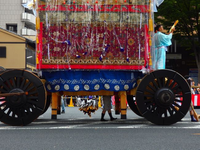 京都の夏の大イベント祇園祭。<br />毎年のように出かけてはおりますが、最近はずっと旅行記の写真を撮るのを目的に鉾立が行われた山鉾町や宵々山に少しだけ出かける程度になっていました。<br />しかし、今年は長男夫婦が、山鉾の巡行に合わせて京都に来ることになり、暑さや混雑も何のその写真撮影もついつい忘れがちに宵山と山鉾巡行に出かけて祇園祭を楽しんできました。巡行を見学したあと鴨川の川床にも出かけてきました。<br /><br />