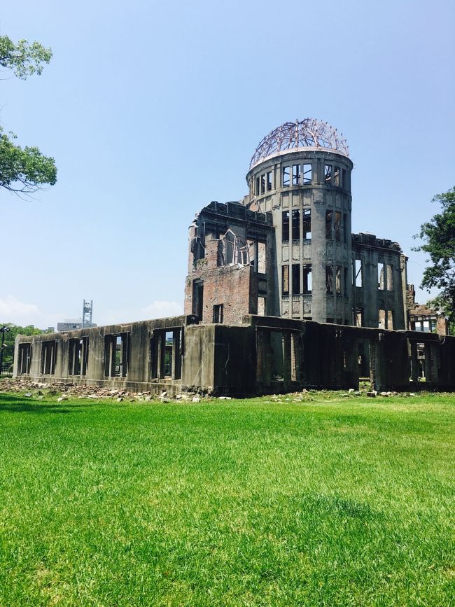 母のお誕生日会で旅行したいね～から始まり<br />何とかみんなの予定を合わせ広島の旅が実現しました(^O^)／<br />全員お初の広島<br />大阪に住んでいる弟家族も急遽参加できることとなり賑やかな旅です<br />中高年4人と大学生2人と小学生１人<br />みんな2キロ体重増は覚悟です<br />日本旅行さんの往復新幹線＋ホテルのツアー<br />最初は広島駅周辺のホテルをと思いましたが<br />好調カープまたはオバマ効果なのか満室(((o(*ﾟ▽ﾟ*)o)))<br />ということで宿泊は宮島<br />ホテルみや離宮さんの大きなお部屋に<br />みんなで泊まりました