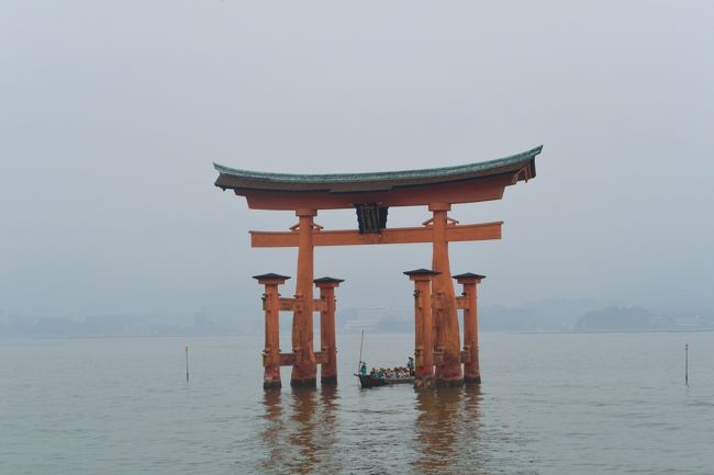 広島旅行２日目。<br />午後からはずっと行ってみたかった安芸の宮島に向かいました。