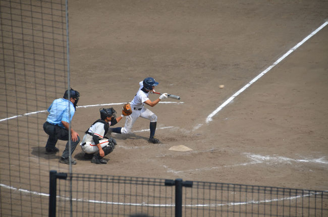 高校野球を見ようと思い、清水庵原(しみずいはら)球場にやって来ました。<br />以前来た時、駐車場が凄く混んでいました。情報では、静岡市内の高校の試合になると混むとか。<br />本日の第1試合はどちらも静岡市内ですから混むだろうとの推測で毎朝の散歩も取りやめて早めに来ました。ここまでの約30Kmの道も渋滞なしで来ることが出来ました。<br />散歩の後は、球場で第1試合静岡東vs清水桜が丘戦。そして第2試合の池新田−富士も…。<br />富士は、私の地元の高校で姪もその高校の出身です。<br /><br />=今日の試合予定=<br />第1試合 静岡東−清水桜が丘<br />第2試合 池新田−富士<br />第3試合 浜松江之島−伊東商<br /><br /><br />★清水庵原球場のHPです。<br />http://www.ihara-stadium.com/pc/index.html<br /><br />★静岡朝日テレビの高校野球速報のHPです。<br />http://yakyu.satv.co.jp/