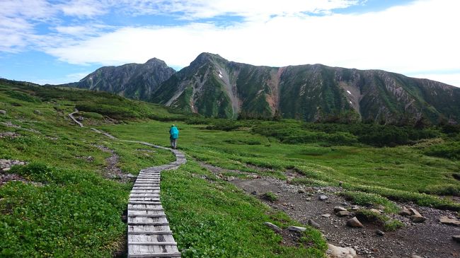 今年の7月の3連休+有休1日の登山は、8月の長距離縦走に備えてその訓練にと立山を選びました。<br /><br />当初は室堂から五色ヶ原~黒部周遊道~タンボ平~室堂の3泊4日のコースを予定していました。<br />しかし、雨の天候に気分が萎えてしまい、五色ヶ原までの往復の2泊3日で下山しました。<br /><br /><br />一日目は、大雨こそ降りませんでしたが、眺望が全くなく、高低差のある登山道をひたすら歩くだけは、距離の割に疲れました。<br /><br />二日目は、予想に反し、晴天に恵まれました。しかし、翌日の雨のことを考え黒部湖方面は断念し、室堂へ戻ることにしました。<br />昨日の折り返しの道ですが、こんな素晴らしいところを歩いていたのかと改めて眺望の素晴らしさを感じました。<br /><br />三日目は、立山連峰縦走か天狗平経由弥陀ヶ原まで歩く予定でしたが、前夜からの雨で朝も結構強く降っていたので、既に登山気分はなく、雨の中の撤収のころあいを見て、撤収後室堂のホテル立山でランチを取って下山しました。<br /><br />快晴の日に片道だけでも五色ヶ原と一ノ越間を歩けたのは、非常にラッキーでした。<br /><br />道中、ライチョウの親子も間近で見られて良かったです。<br /><br /><br /><br /><br />